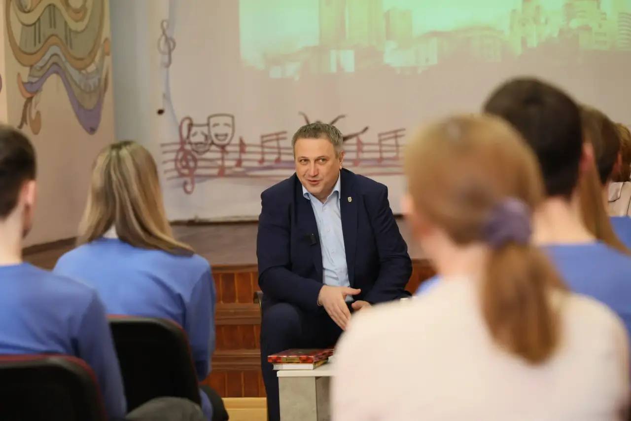 Самарские школьники поделились с главой города впечатлениями от участия в проекте «Наследие: ориентиры будущего» Самарские школьники поделились с главой города впечатлениями от участия в проекте «Наследие: ориентиры будущего»