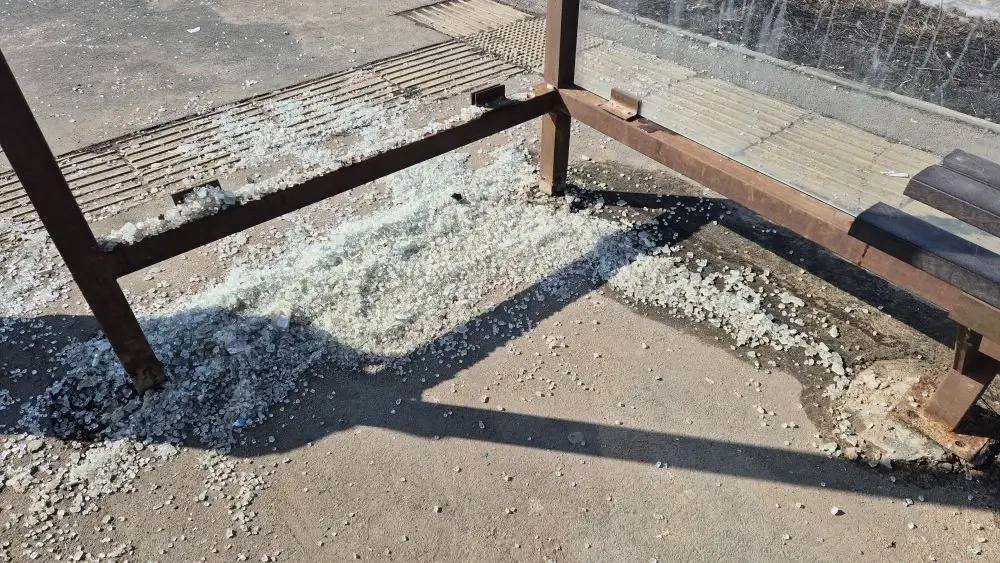 Остановка возле ЖК "Видный" в районе Кошелев-Парка лишилась второго защитного стекла «Мы здесь постоянно сталкиваемся с сильными ветрами, а теперь и вовсе невозможно укрыться от порывов воздуха и осадков, ожидая транспорт», ... Остановка возле ЖК "Видный" в районе Кошелев-Парка лишилась второго защитного стекла «Мы здесь постоянно сталкиваемся с сильными ветрами, а теперь и вовсе невозможно укрыться от порывов воздуха и осадков, ожидая транспорт», ...