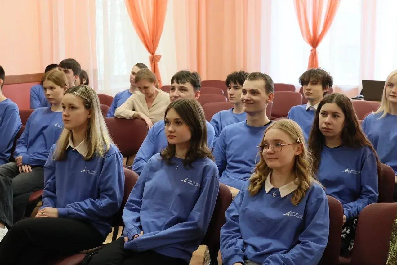 Самарские школьники поделились с главой города впечатлениями от участия в проекте «Наследие: ориентиры будущего» Самарские школьники поделились с главой города впечатлениями от участия в проекте «Наследие: ориентиры будущего»