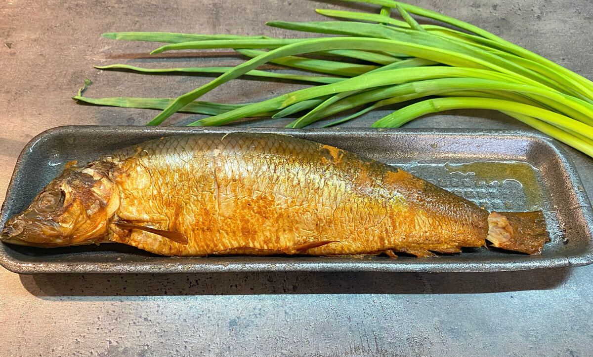 Закуска с копченой селедкой: вкусное угощение с небольшими усилиями