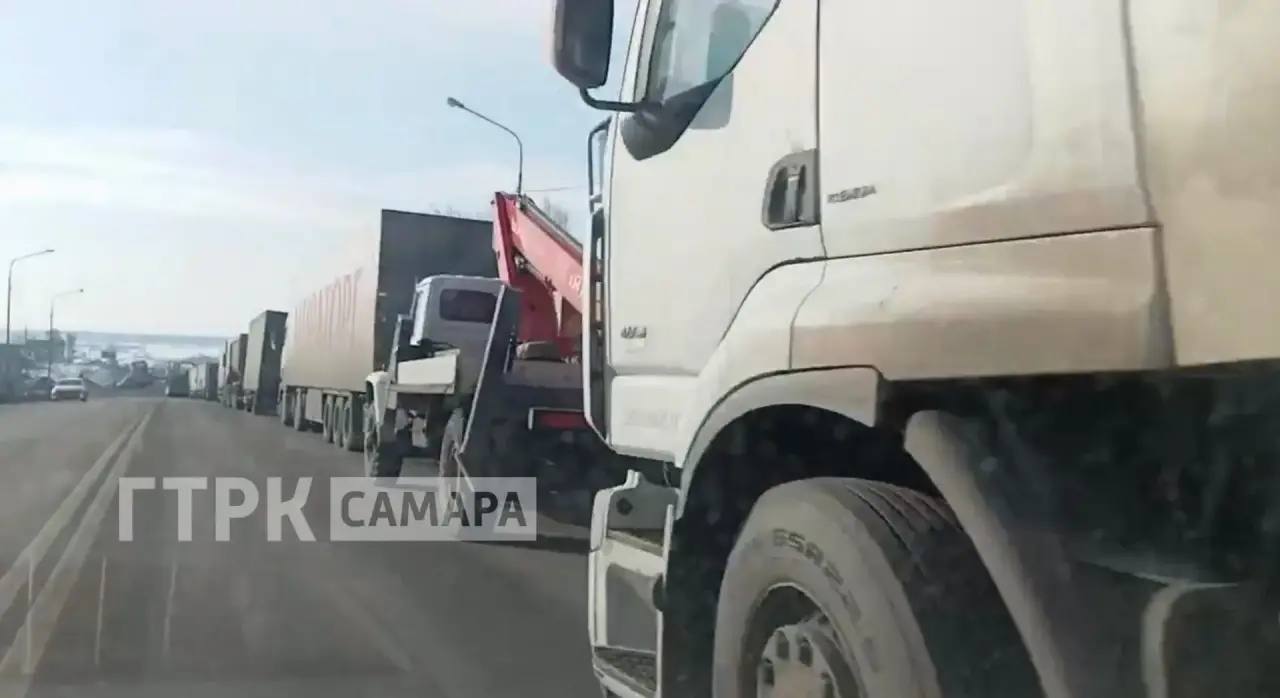 Сотни фур встали в гигансткой пробке на федеральной трассе М5 в Самарской области