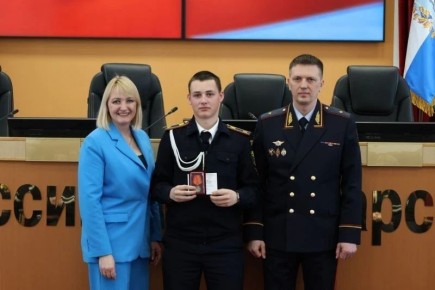 Сегодня, в актовом зале регионального главка полиции прошла церемония вручения памятных знаков кадетам Лицея государственной службы и правоохранительных органов за участие в Параде Памяти, который традиционно проводится 7...