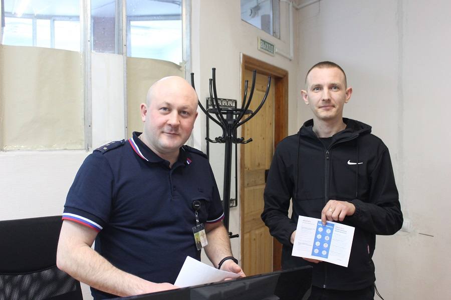 В Красноярском районе старший государственный инспектор безопасности дорожного движения капитан полиции Александр Ионов разъяснил посетителям регистрационно - экзаменационного отделения Госавтоинспекции порядок получения...