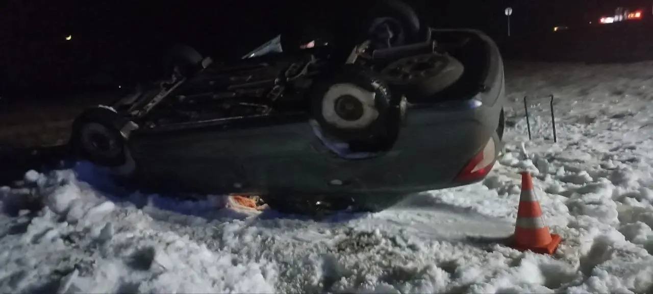 Появились кадры ДТП с перевернувшейся на крышу Lada Granta под Самарой Появились кадры ДТП с перевернувшейся на крышу Lada Granta под Самарой