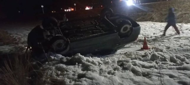 Появились кадры ДТП с перевернувшейся на крышу Lada Granta под Самарой