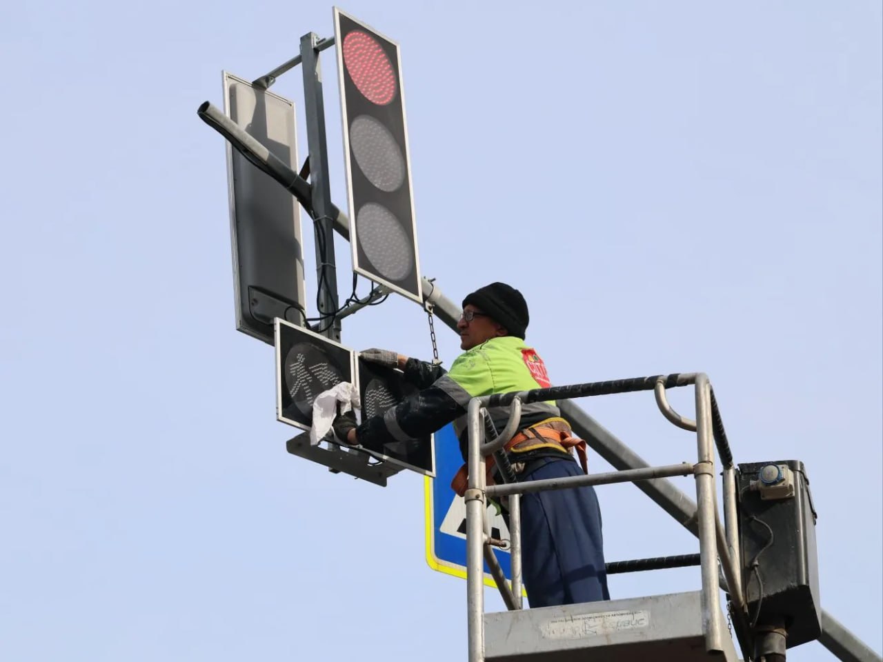 Генеральная уборка улиц после зимы проходит в Самаре Генеральная уборка улиц после зимы проходит в Самаре