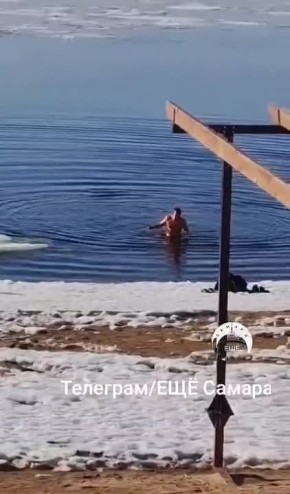Не успел лед немного сойти с Волги, а самарцы уже на пляже