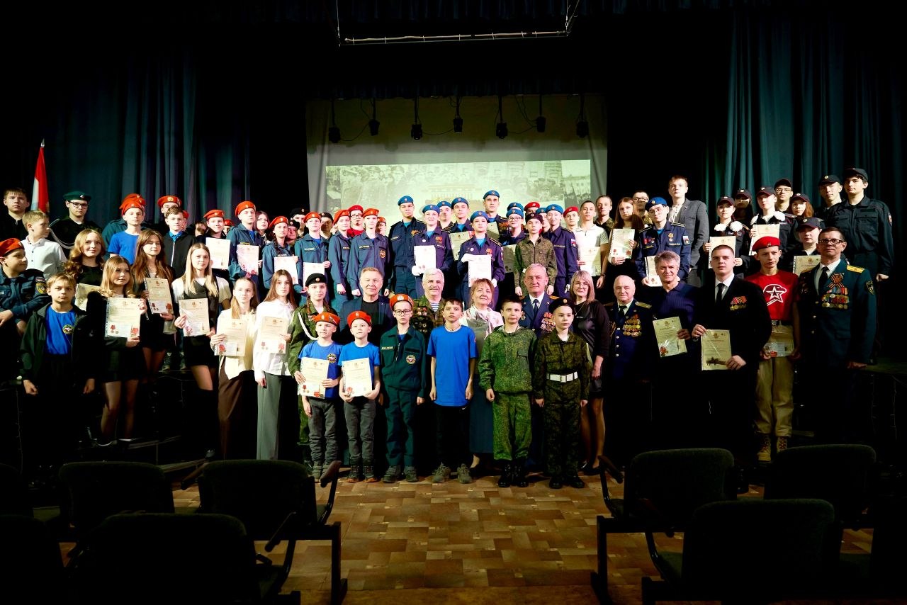 Сызранским кадетам вручили памятные знаки Парада Памяти