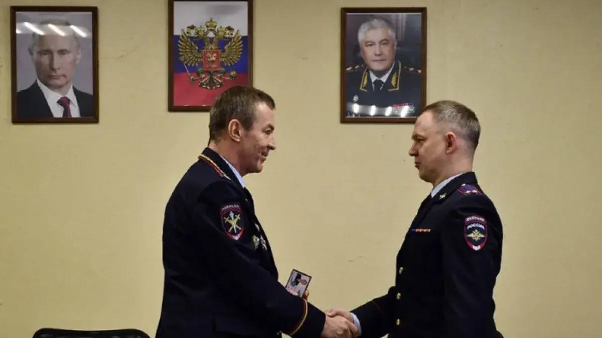 123В городе Чапаевск начальник ГУ МВД России по Самарской области, генерал-лейтенант полиции Игорь Иванов, представил личному составу нового руководителя — подполковника полиции Владимира Попова