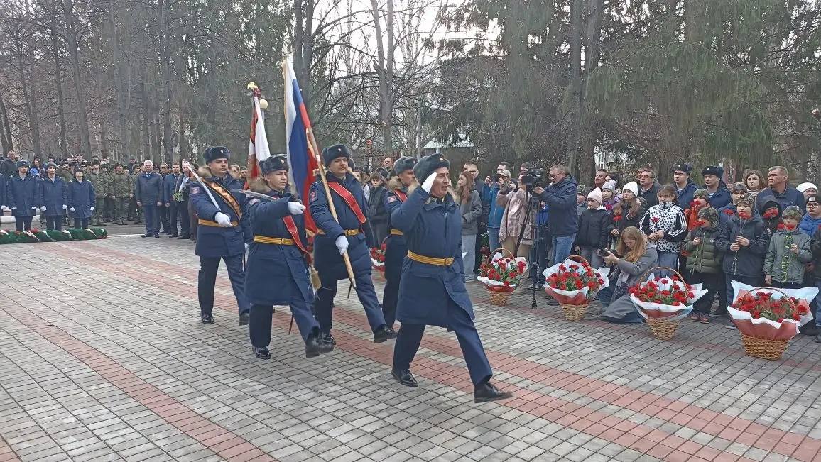 26 марта в Тольятти на аллее Славы 3 отдельной гвардейской бригады специального назначения состоялась торжественная церемония открытия бюста герою России старшему прапорщику Виталию Шаповалову 26 марта в Тольятти на аллее Славы 3 отдельной гвардейской бригады специального назначения состоялась торжественная церемония открытия бюста герою России старшему прапорщику Виталию Шаповалову