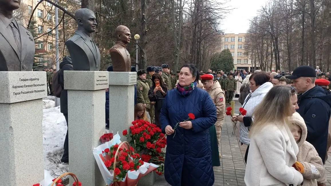 26 марта в Тольятти на аллее Славы 3 отдельной гвардейской бригады специального назначения состоялась торжественная церемония открытия бюста герою России старшему прапорщику Виталию Шаповалову