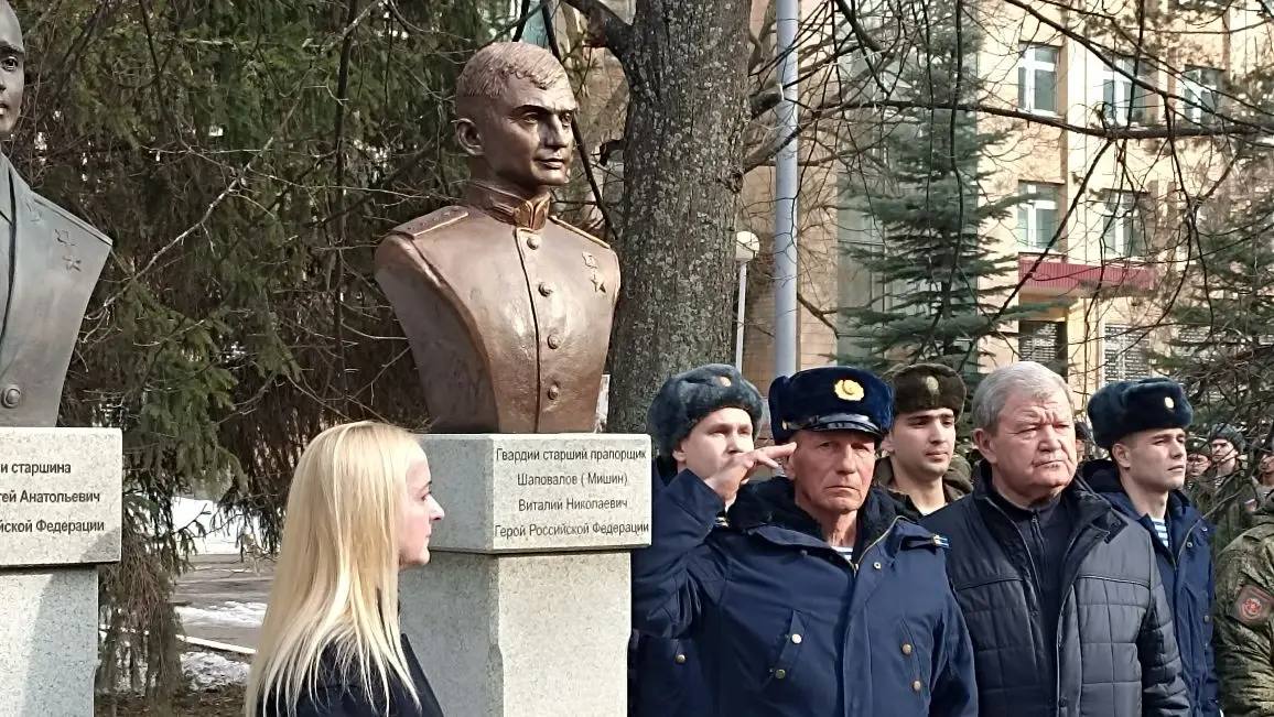 26 марта в Тольятти на аллее Славы 3 отдельной гвардейской бригады специального назначения состоялась торжественная церемония открытия бюста герою России старшему прапорщику Виталию Шаповалову 26 марта в Тольятти на аллее Славы 3 отдельной гвардейской бригады специального назначения состоялась торжественная церемония открытия бюста герою России старшему прапорщику Виталию Шаповалову