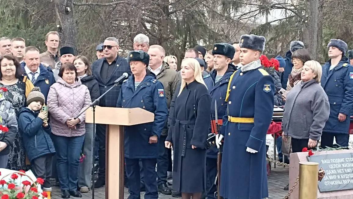 26 марта в Тольятти на аллее Славы 3 отдельной гвардейской бригады специального назначения состоялась торжественная церемония открытия бюста герою России старшему прапорщику Виталию Шаповалову 26 марта в Тольятти на аллее Славы 3 отдельной гвардейской бригады специального назначения состоялась торжественная церемония открытия бюста герою России старшему прапорщику Виталию Шаповалову