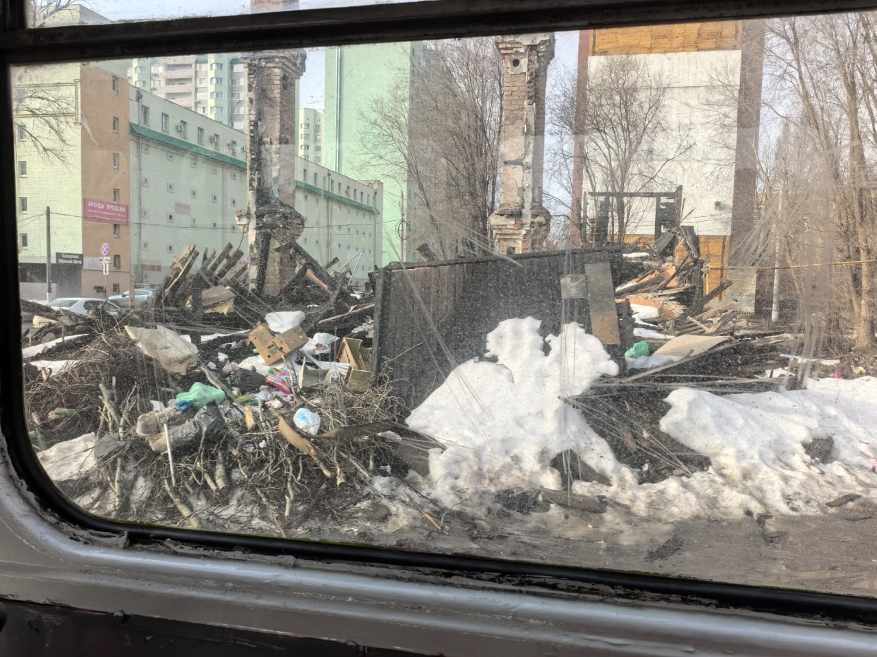 Жители Самары жалуются на состояние остановки «Черемшанская» и улицы Советской — грязь и неустраненные последствия пожара Жители Самары жалуются на состояние остановки «Черемшанская» и улицы Советской — грязь и неустраненные последствия пожара