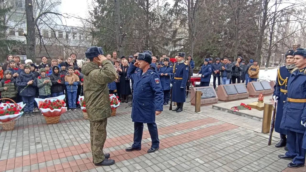 26 марта в Тольятти на аллее Славы 3 отдельной гвардейской бригады специального назначения состоялась торжественная церемония открытия бюста герою России старшему прапорщику Виталию Шаповалову 26 марта в Тольятти на аллее Славы 3 отдельной гвардейской бригады специального назначения состоялась торжественная церемония открытия бюста герою России старшему прапорщику Виталию Шаповалову