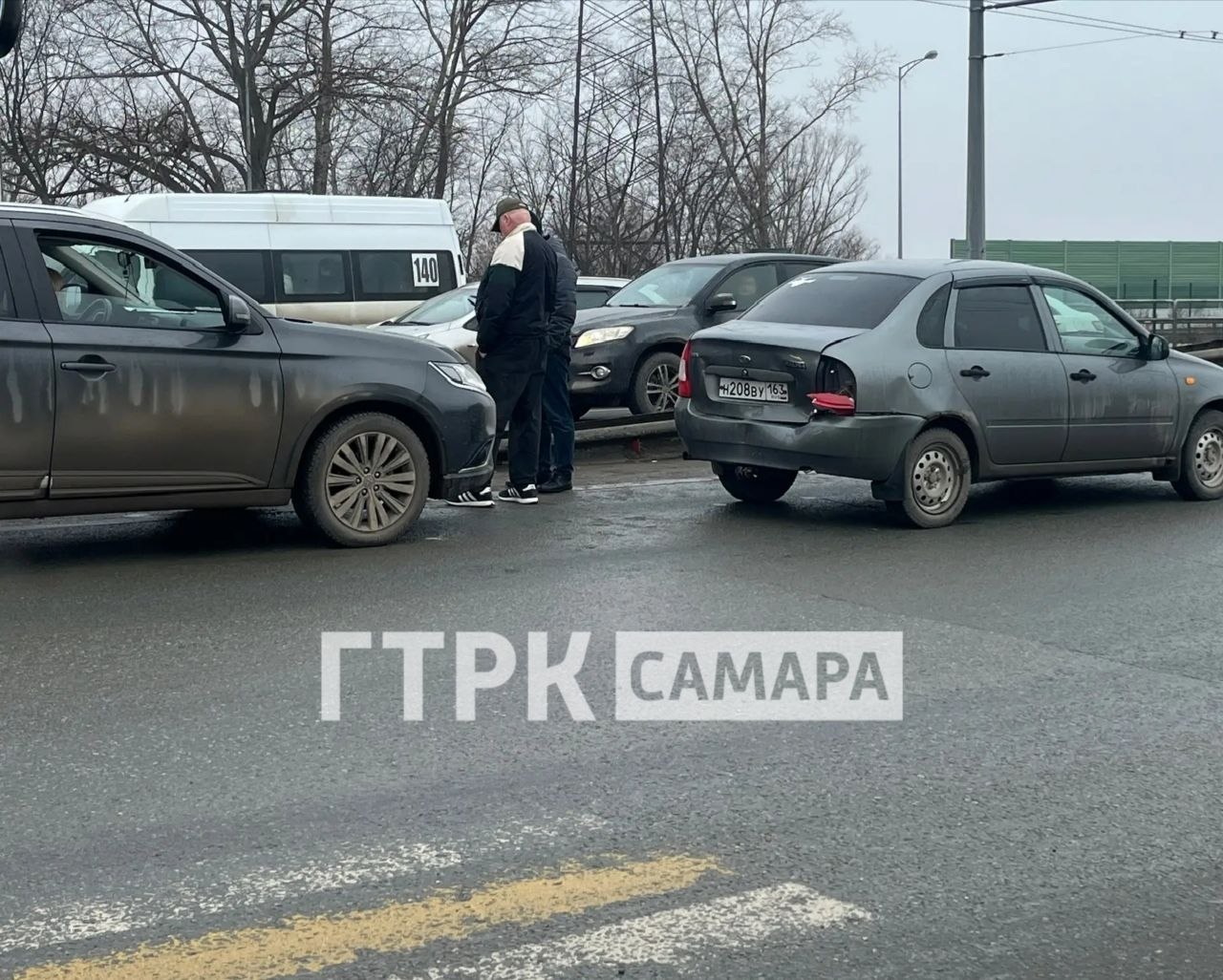 Самарцы встали в пробку перед выездом с Волгаря из-за ДТП Самарцы встали в пробку перед выездом с Волгаря из-за ДТП