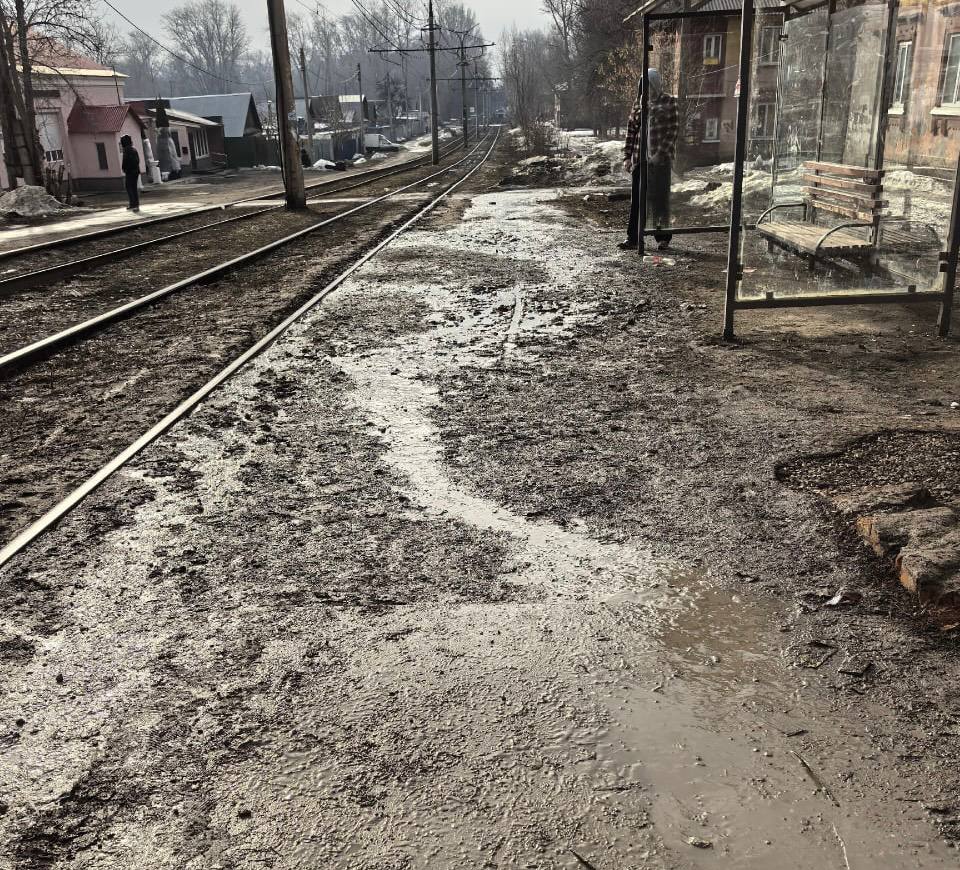 Жители Самары жалуются на состояние остановки «Черемшанская» и улицы Советской — грязь и неустраненные последствия пожара