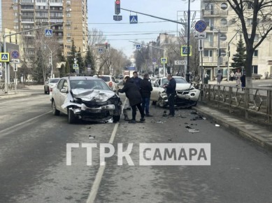 Жесткое ДТП произошло в Самаре на пересечении Полевой и Молодогвардейской