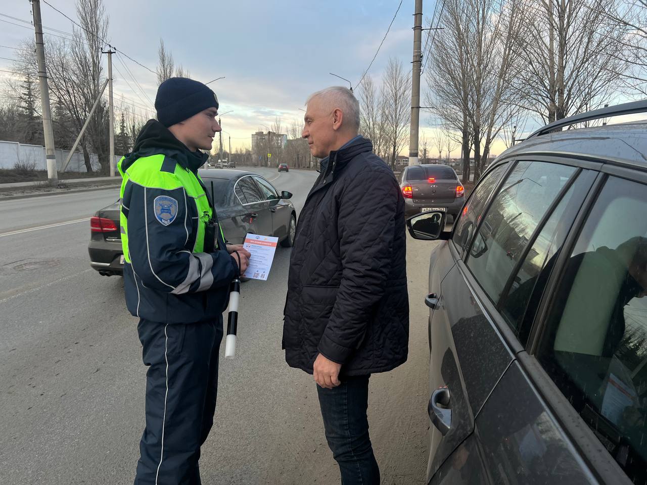 В городе Сызрань. Сотрудники госавтоинспекции продолжают профилактическую работу с водителями В городе Сызрань. Сотрудники госавтоинспекции продолжают профилактическую работу с водителями