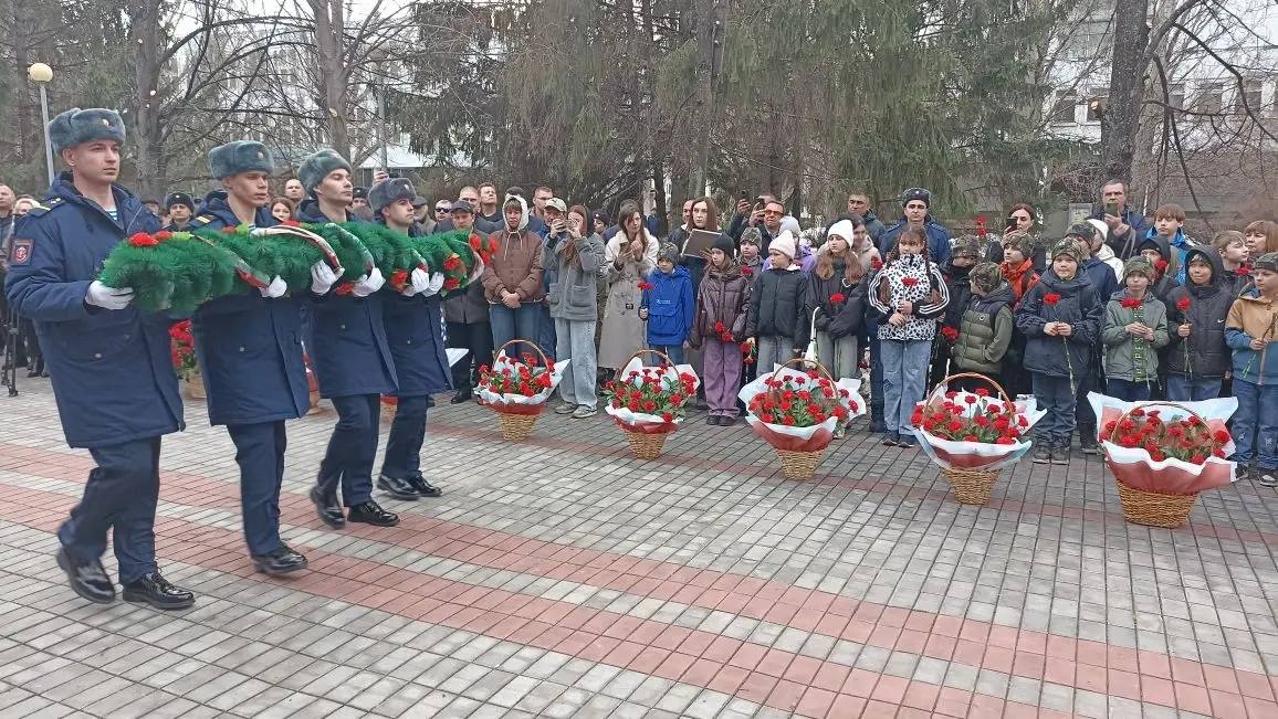 26 марта в Тольятти на аллее Славы 3 отдельной гвардейской бригады специального назначения состоялась торжественная церемония открытия бюста герою России старшему прапорщику Виталию Шаповалову 26 марта в Тольятти на аллее Славы 3 отдельной гвардейской бригады специального назначения состоялась торжественная церемония открытия бюста герою России старшему прапорщику Виталию Шаповалову