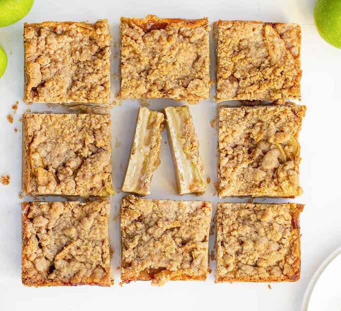 Вкусные яблоки в песочных пирожных: простое и оригинальное лакомство