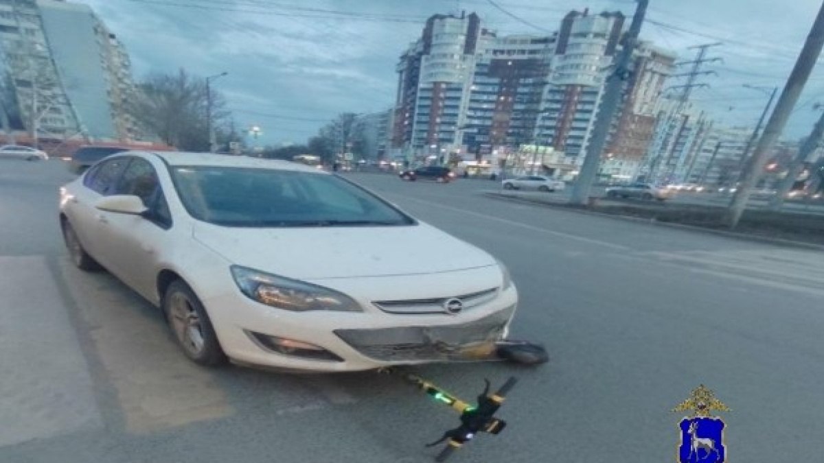 В Самаре Opel Astra сбила 25-летнего парня на электросамокате