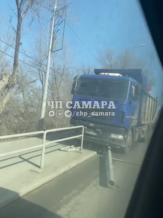КамАЗ врезался в столб в Самаре