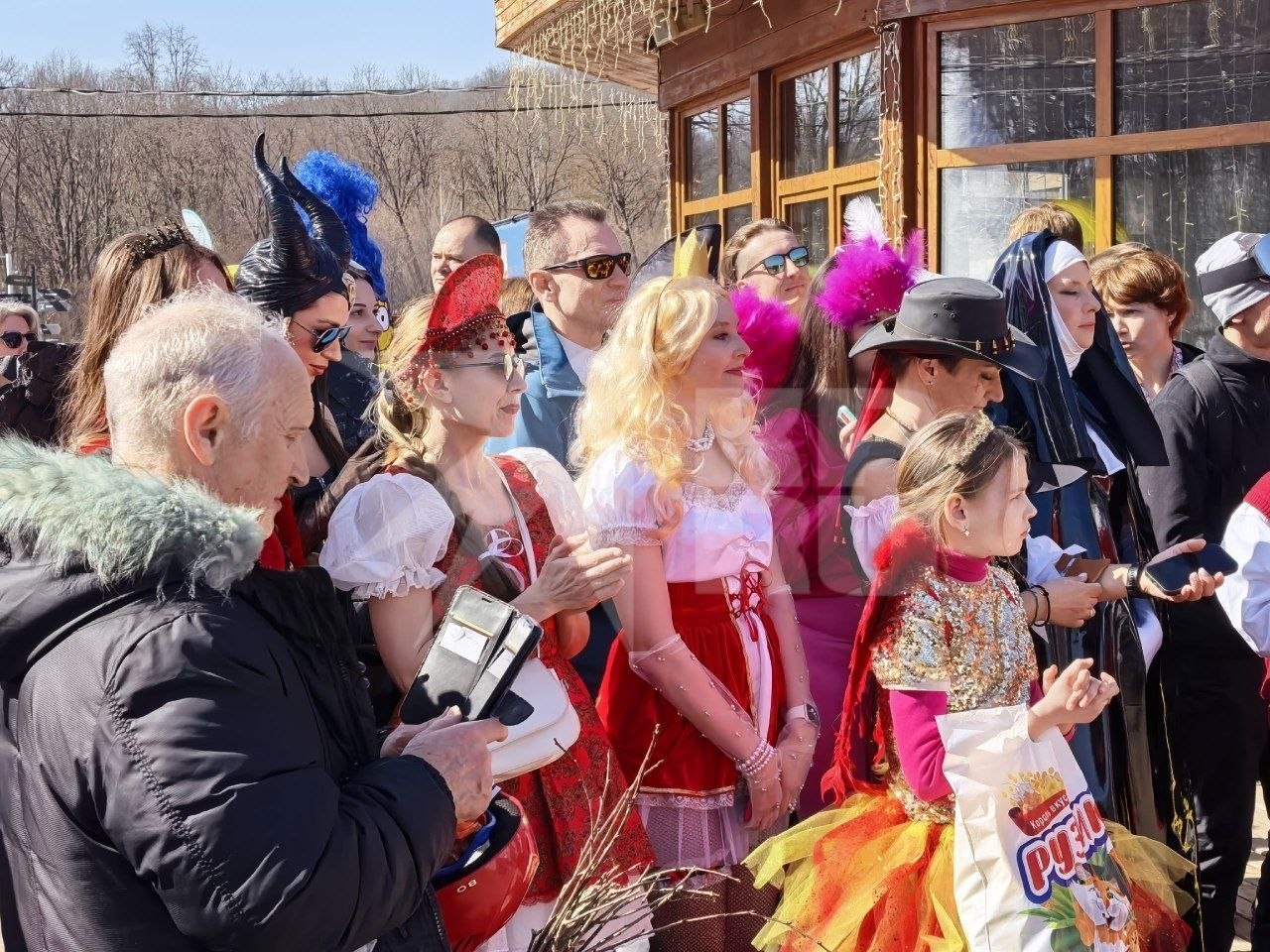 Пионеры, эльфы и девушки в кокошниках: самарцы ярко отметили завершение горнолыжного сезона Пионеры, эльфы и девушки в кокошниках: самарцы ярко отметили завершение горнолыжного сезона