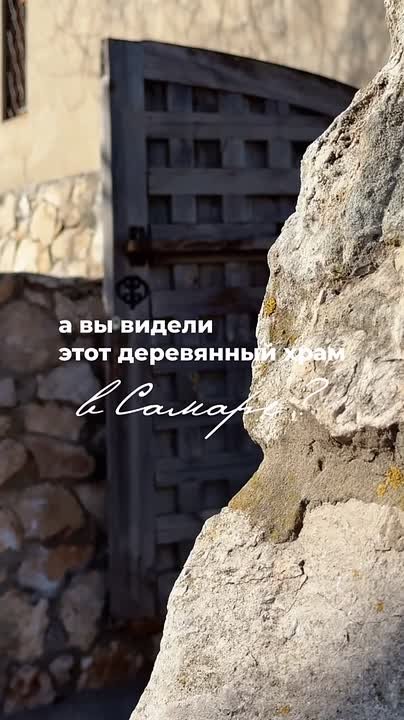 Храм в поселке Прибрежном. Обширная территория храма обнесена каменной оградой с угловыми башнями, обустроены огород, детская игровая площадка, места для отдыха паломников