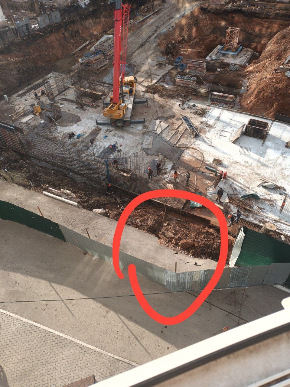 Жители дома на Гастелло, 4 бьют тревогу из-за аварийной ситуации рядом с их домом Жители дома на Гастелло, 4 бьют тревогу из-за аварийной ситуации рядом с их домом