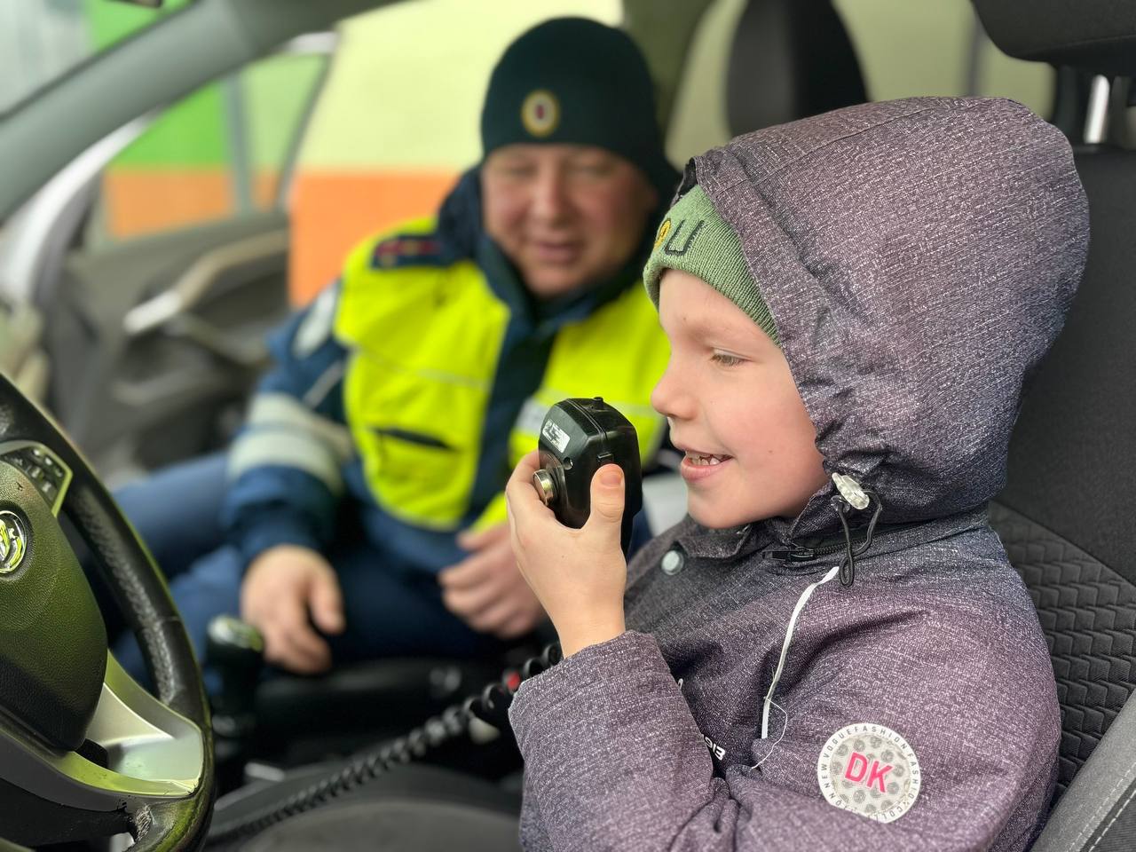 Сотрудники Госавтоинспекции Красноярского района совместно с воспитанниками детского сада п. Мирный организовали увлекательную встречу, посвященную изучению правил безопасного поведения на дороге Сотрудники Госавтоинспекции Красноярского района совместно с воспитанниками детского сада п. Мирный организовали увлекательную встречу, посвященную изучению правил безопасного поведения на дороге