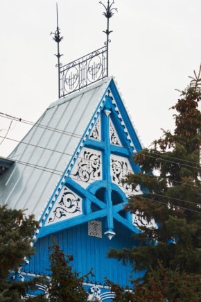 Резная сказка на берегу Крымзы