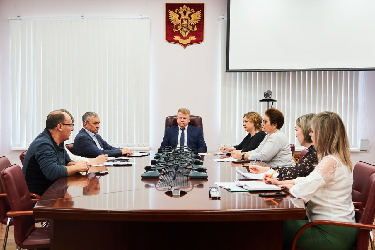 Вывески по новым правилам. 27 марта в городской администрации состоялась рабочая встреча под председательством исполняющего обязанности главы города Андрея Советкина