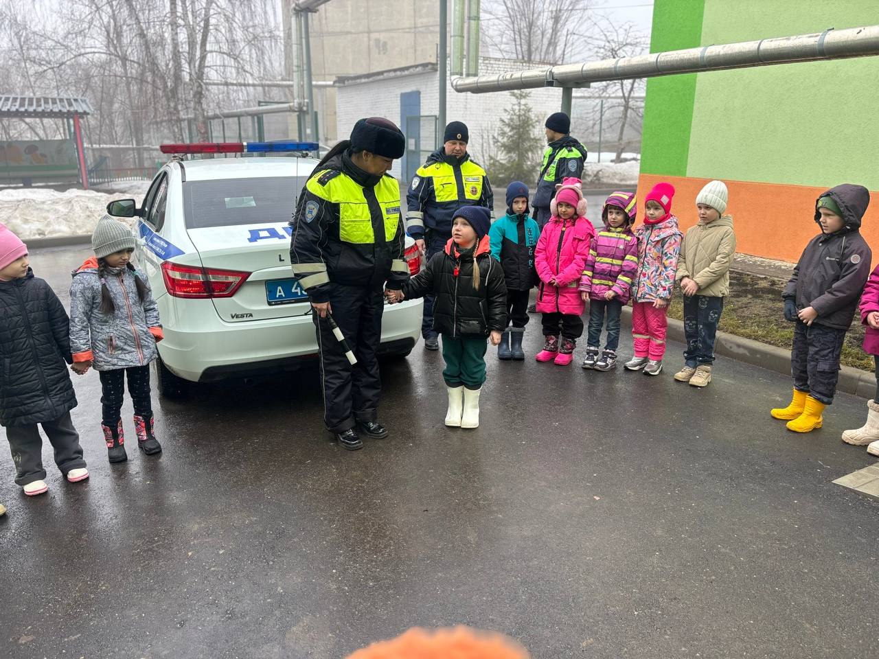 Сотрудники Госавтоинспекции Красноярского района совместно с воспитанниками детского сада п. Мирный организовали увлекательную встречу, посвященную изучению правил безопасного поведения на дороге Сотрудники Госавтоинспекции Красноярского района совместно с воспитанниками детского сада п. Мирный организовали увлекательную встречу, посвященную изучению правил безопасного поведения на дороге