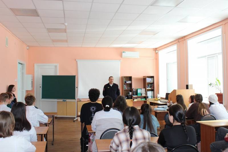 Полицейские и общественники Самарской области провели профилактические беседы с молодёжью Полицейские и общественники Самарской области провели профилактические беседы с молодёжью