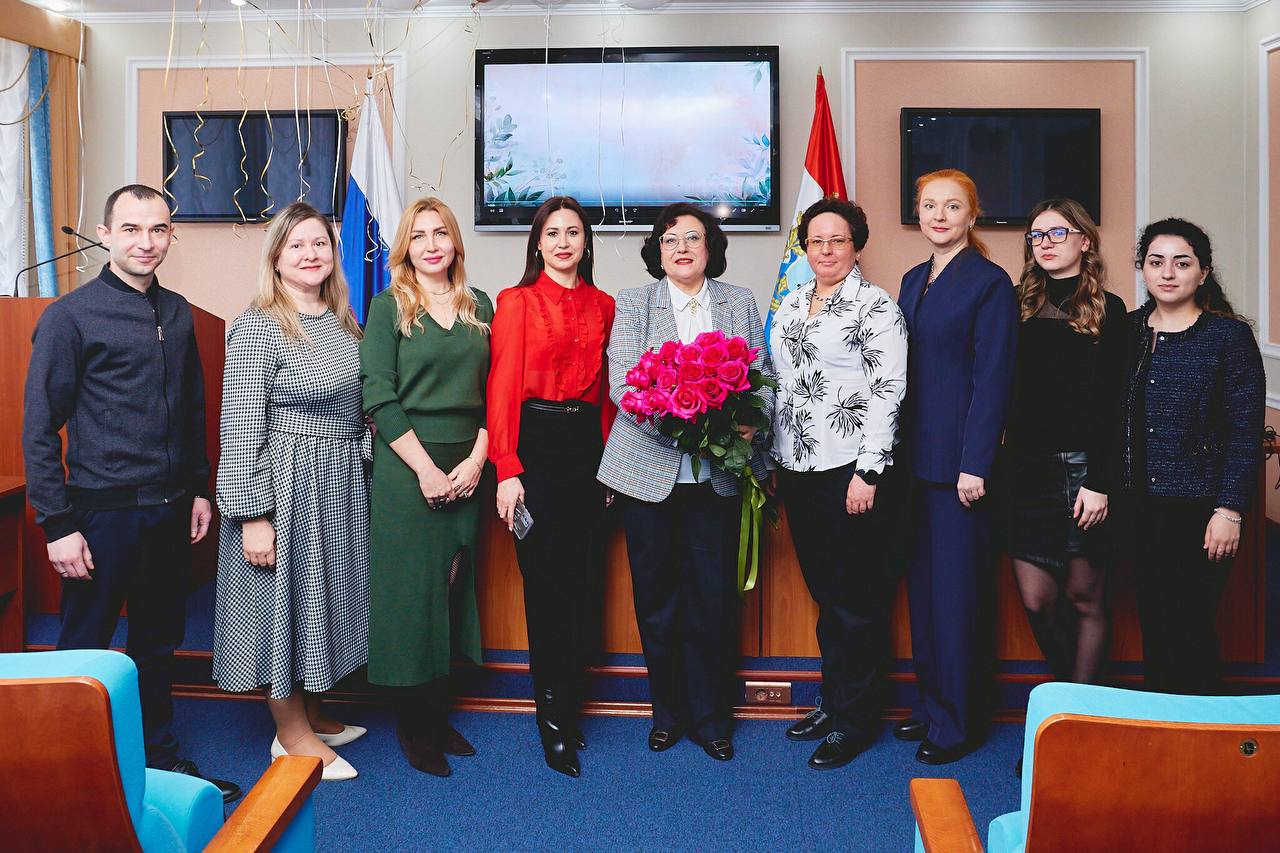 С легкой грустью, но с огромной благодарностью проводили на заслуженный отдых заместителя министра Любовь Алексеевну Иванову С легкой грустью, но с огромной благодарностью проводили на заслуженный отдых заместителя министра Любовь Алексеевну Иванову