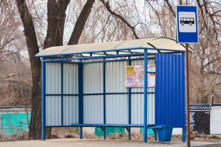 Ремонту остановок быть. . Службой городского хозяйства заключен контракт на ремонт остановок общественного транспорта