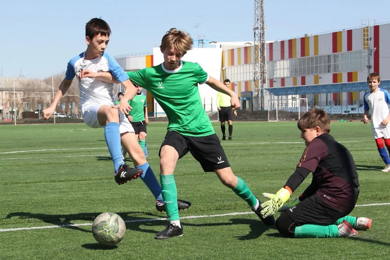 Футбольные каникулы. 30-31 марта на стадионе "Труд" прошли игры первенства города "Открытие сезона" сразу во всех возрастных группах: среди футболистов 2014, 2015, 2016 и 2013 годов рождения