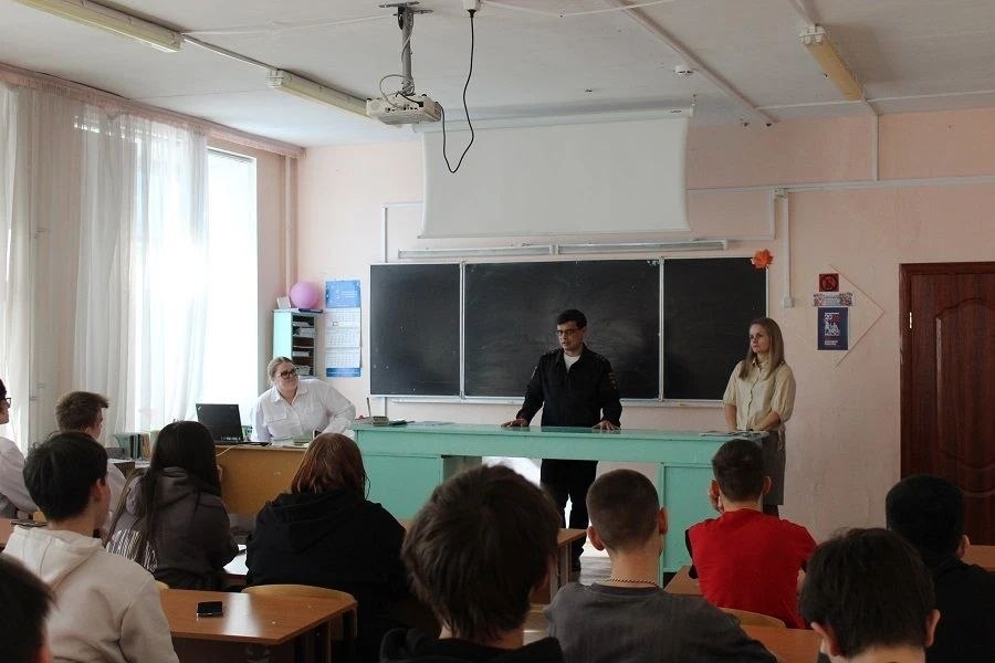В Самарской области сотрудники полиции и представители Общественных советов при территориальных органах внутренних дел провели профориентационные встречи со школьниками