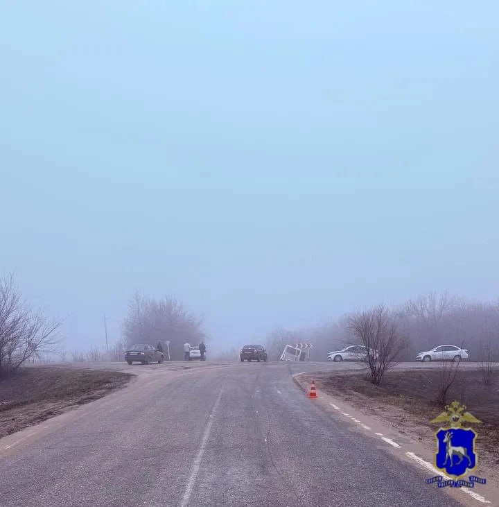 Полицейские сегодня утром работали на месте ДТП с рейсовым автобусом в Хворостянском районе