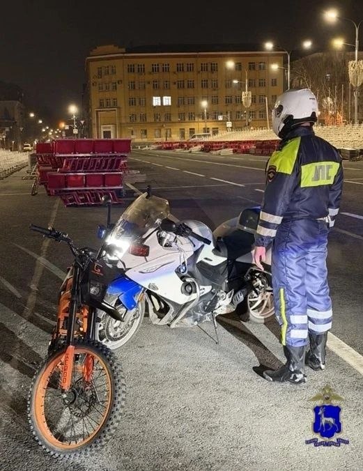 Сегодня в Самаре в полицию от граждан поступило сообщение о том, что на площади Куйбышева несовершеннолетний управляет питбайком, при этом совершает опасные манёвры, создающие реальную угрозу жизни и здоровью пешеходов