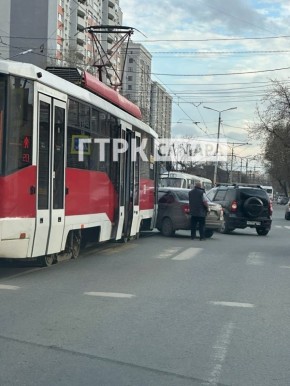 Трамвай столкнулся с машиной на пересечении улиц Вилоновской и Арцыбушевской в Самаре
