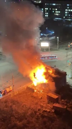 В Самаре на пересечении улиц Садовой и Полевой произошло возгорание старого дома