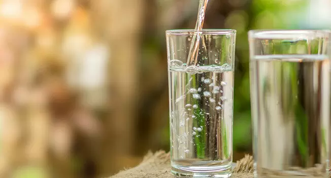 Мифы о питье во время еды: что говорит наука