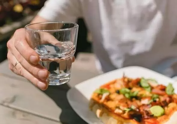 Как правильно запивать еду: советы и рекомендации