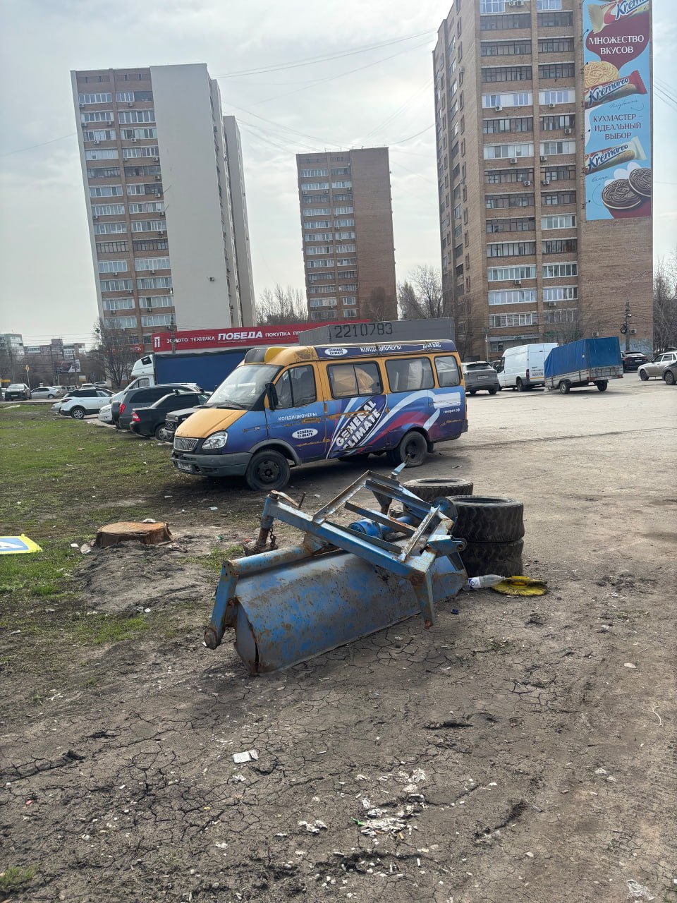 Жители Самары обратили внимание на брошенный ковш от снегоуборочной машины Жители Самары обратили внимание на брошенный ковш от снегоуборочной машины