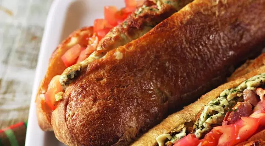 Завтрак, который покорит ваши вкусовые рецепторы: сэндвич с беконом и омлетом