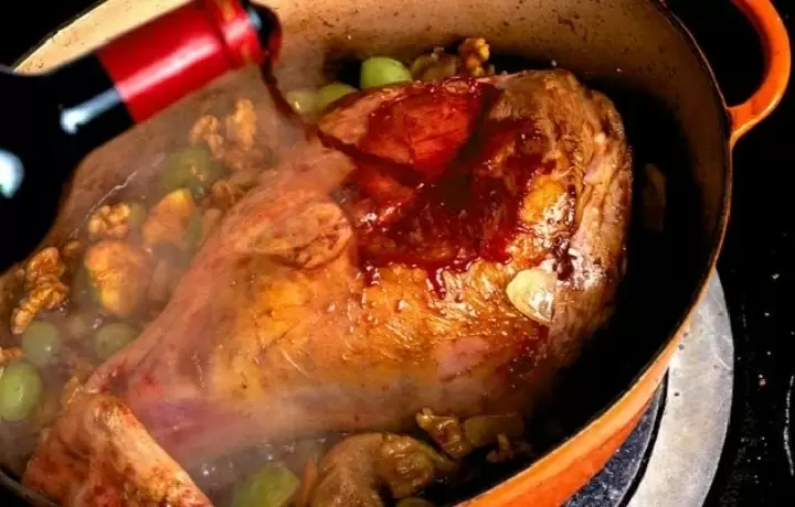 Бараний окорок в красном вине: спокойное объяснение вкуса и техники