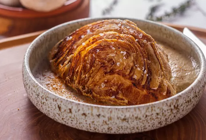 Запечённая капуста со сливочным соусом: кулинарный шедевр