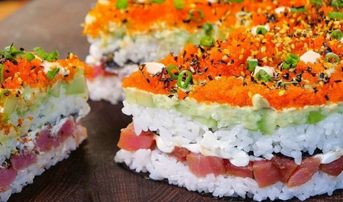 Суши-торт «Японская шуба» — яркий акцент на праздничном столе